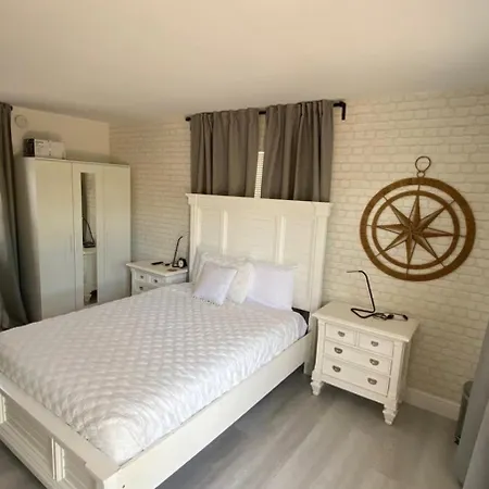 Steps To The Beach -Renovated Studio Unit #1
